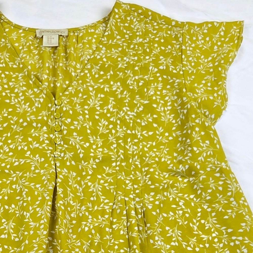 Cynthia Rowley Mustard Yellow Floral Blouse 1X Short Sleeve V-Neck Pleated Top